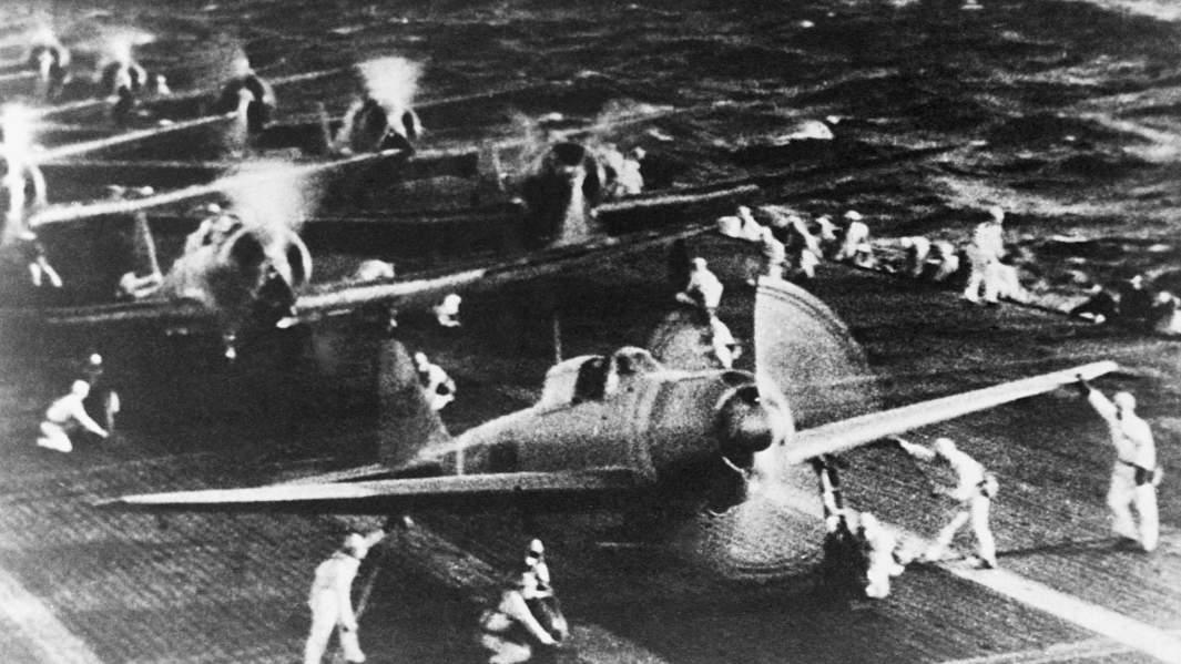 Пикирующие бомбардировщики Mitsubishi перед атакой на Перл-Харбор. Корейских пленных принуждали работать на заводах Mitsubishi в крайне тяжелых условиях труда