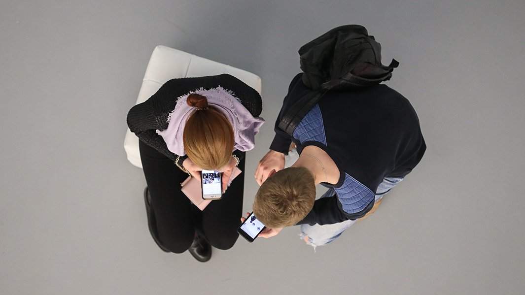 молодежь смотри в телефоны