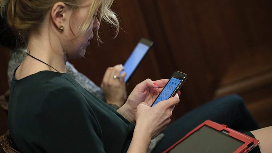 девушка с телефоном