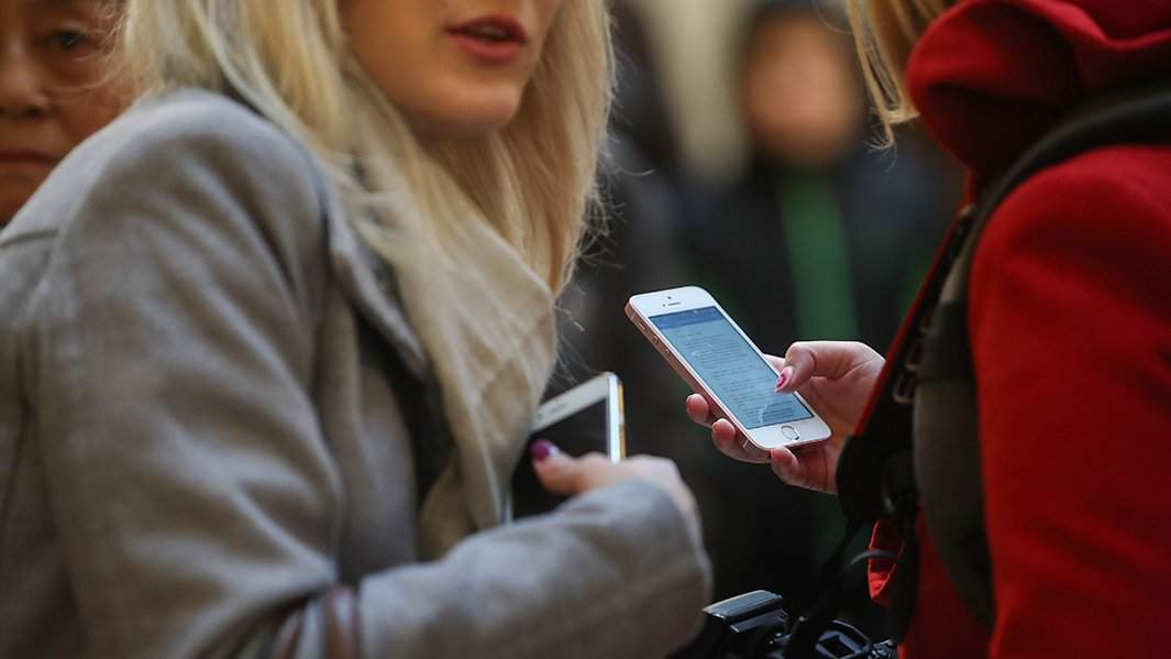 телефоны в руках у девушек