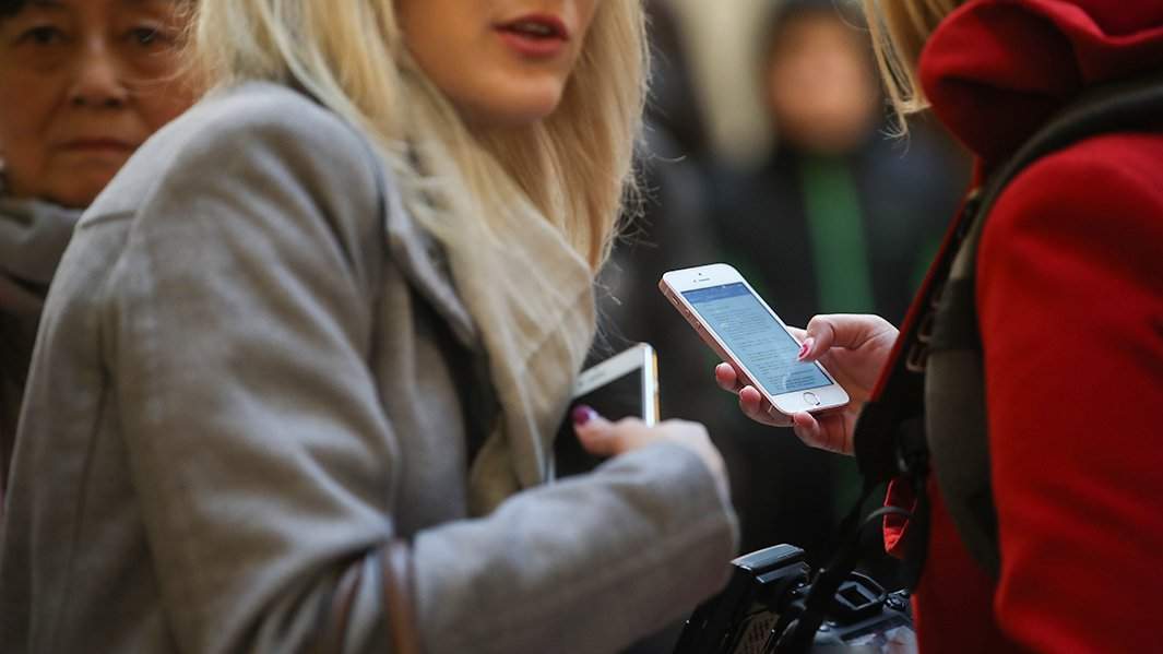 девушки со смартфонами