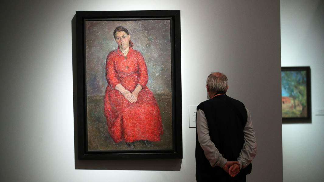 посетитель Третьяковской галереи смотрит на картину