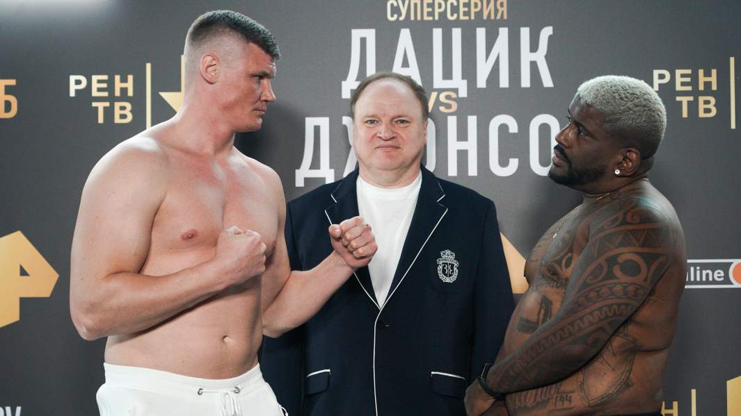 Боксеры Павел Шульский и Данило Сюзарт во время битвы взглядов перед поединками в рамках «Бойцовского клуба РЕН ТВ»