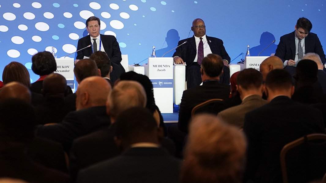 Первый заместитель председателя Государственной думы РФ Александр Жуков, председатель парламента Республики Зимбабве Фрэнсис Иаков Муденда и заместитель министра промышленности и торговли РФ Василий Осьмаков на международной парламентской конференции Россия – Африка