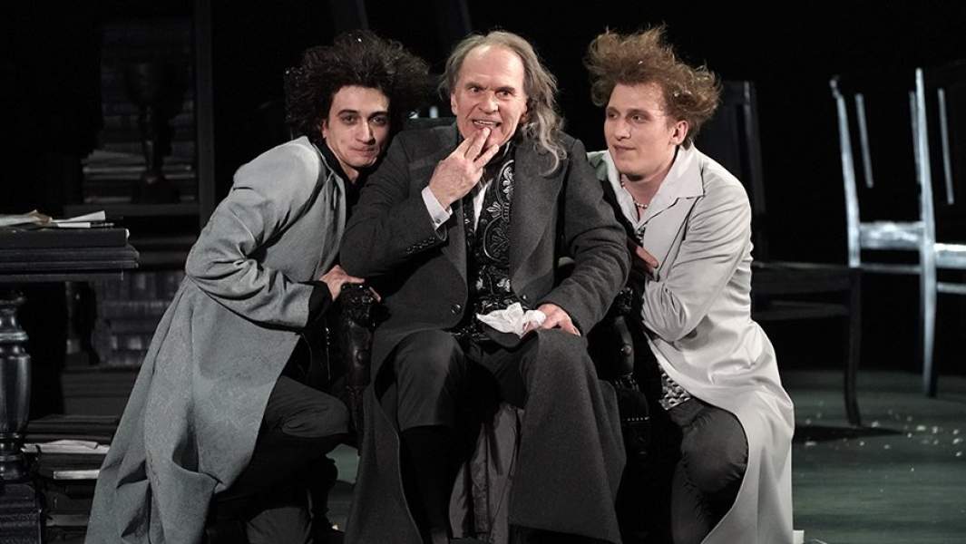 Актер Алексей Гуськов в роли придворного композитора Антонио Сальери в спектакле «Амадей» на сцене Государственного академического театра имени Евг. Вахтангова