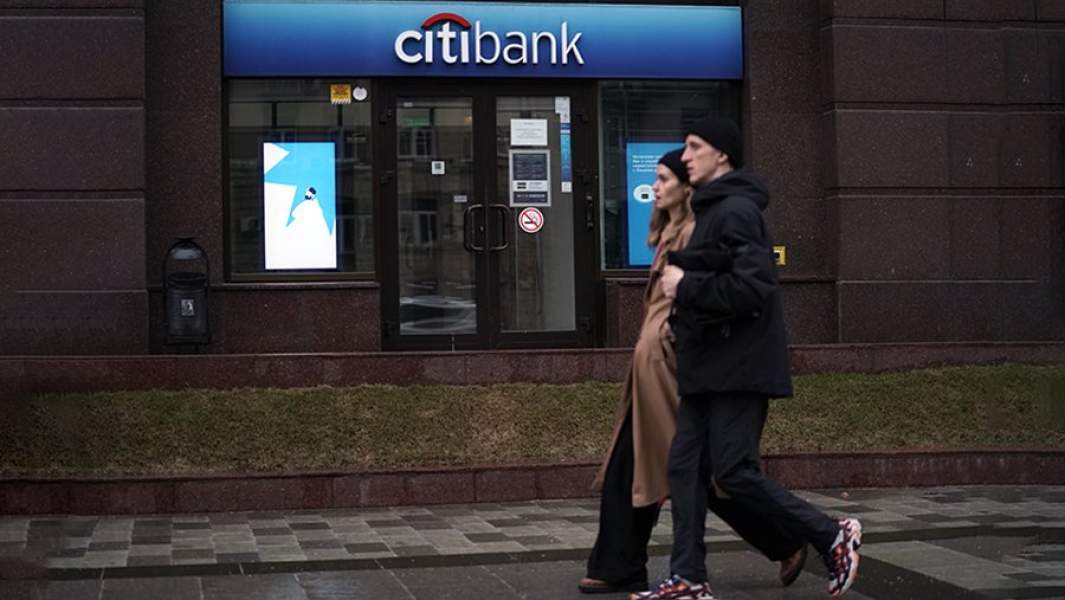 офис ситибанка прохожие