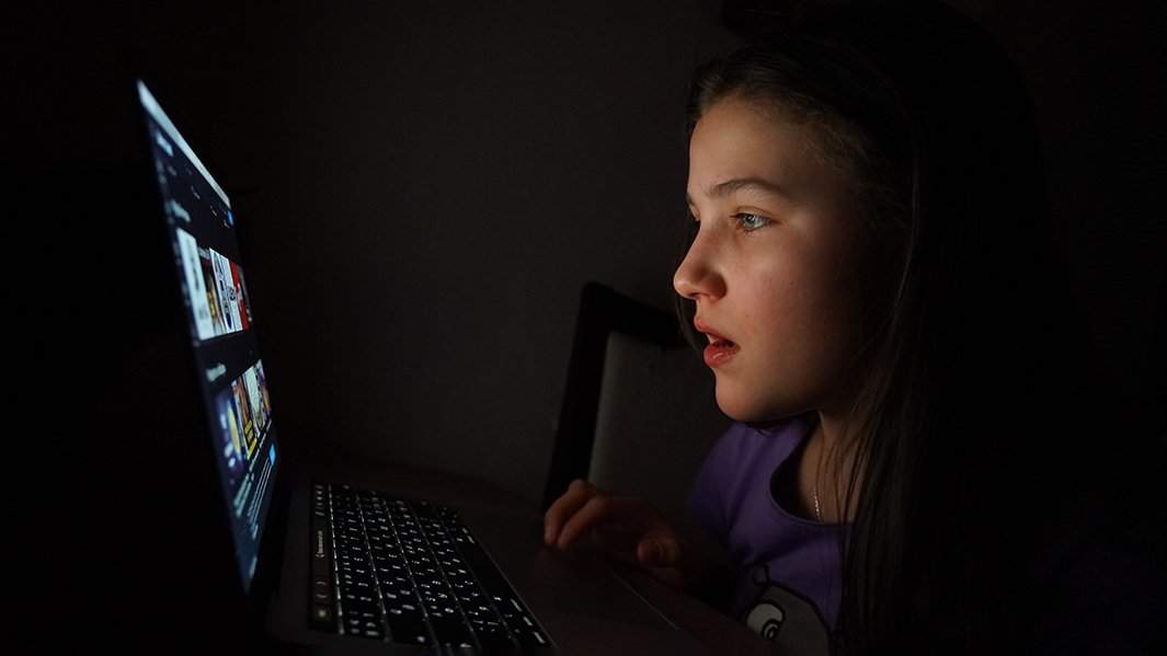 ребенок за компьютером