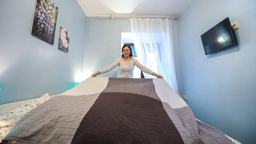 женщина застилает постель 