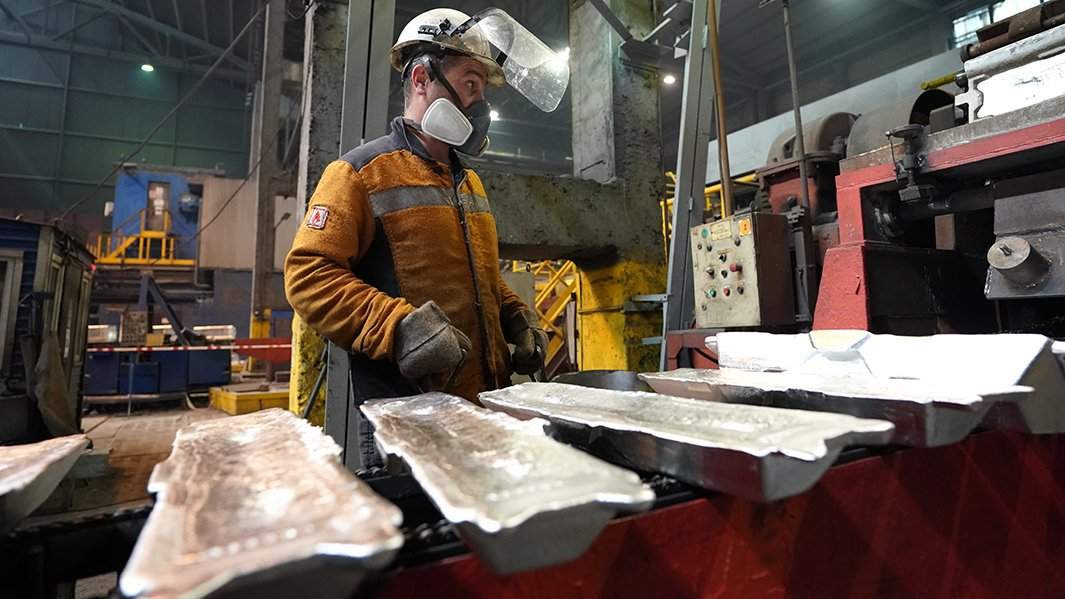 Сотрудник за работой на Красноярском алюминиевом заводе