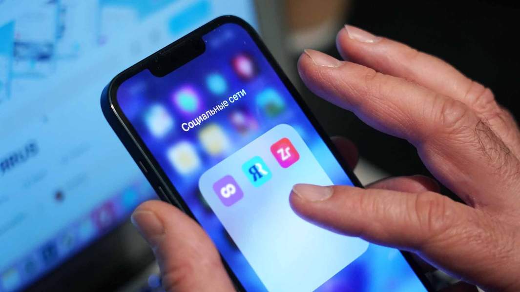 рука смартфон