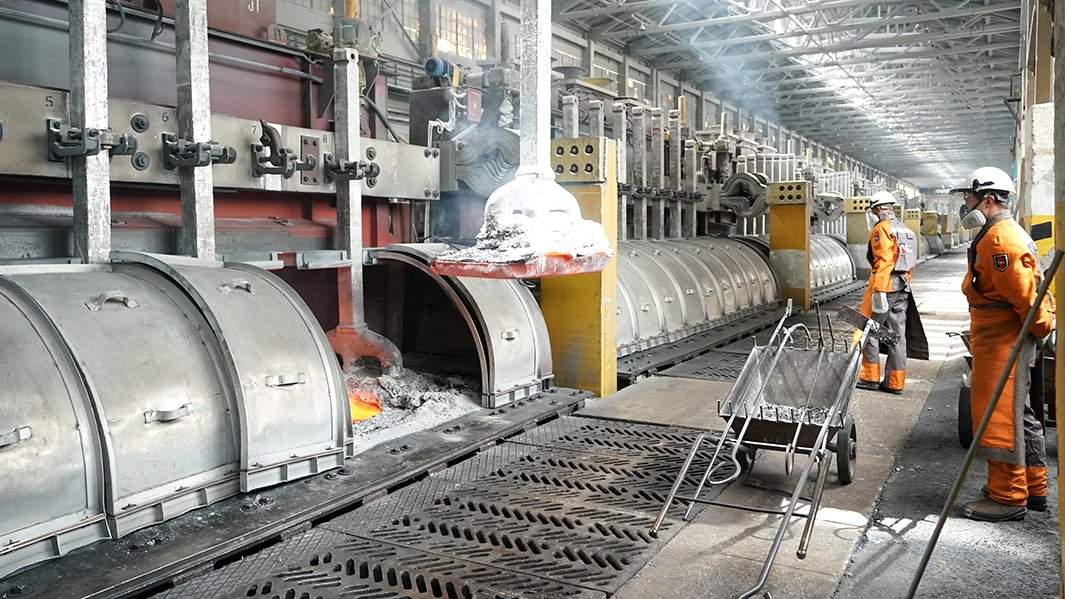 Сотрудники за работой на Красноярском алюминиевом заводе