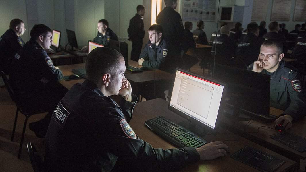 полицейские за компьютерами