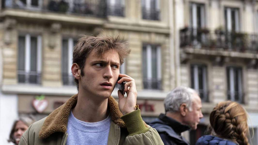 молодой человек говорит по телефону