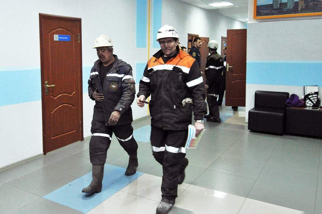 сотрудники мчс в здании шахты в Воркуте