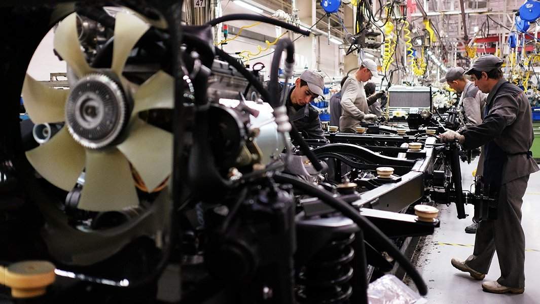 Рабочие на конвейере сборочного цеха Ульяновского Автомобильного Завода