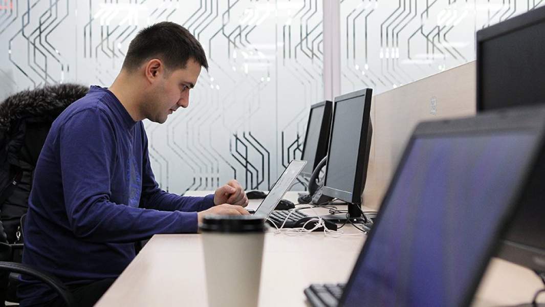 Мужчина работает за компьютером