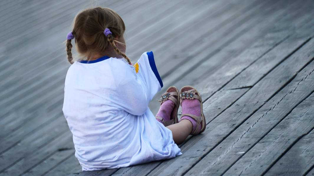 девочка сидит на полу