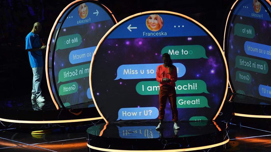 мужчина на фоне инсталляции с чатами 