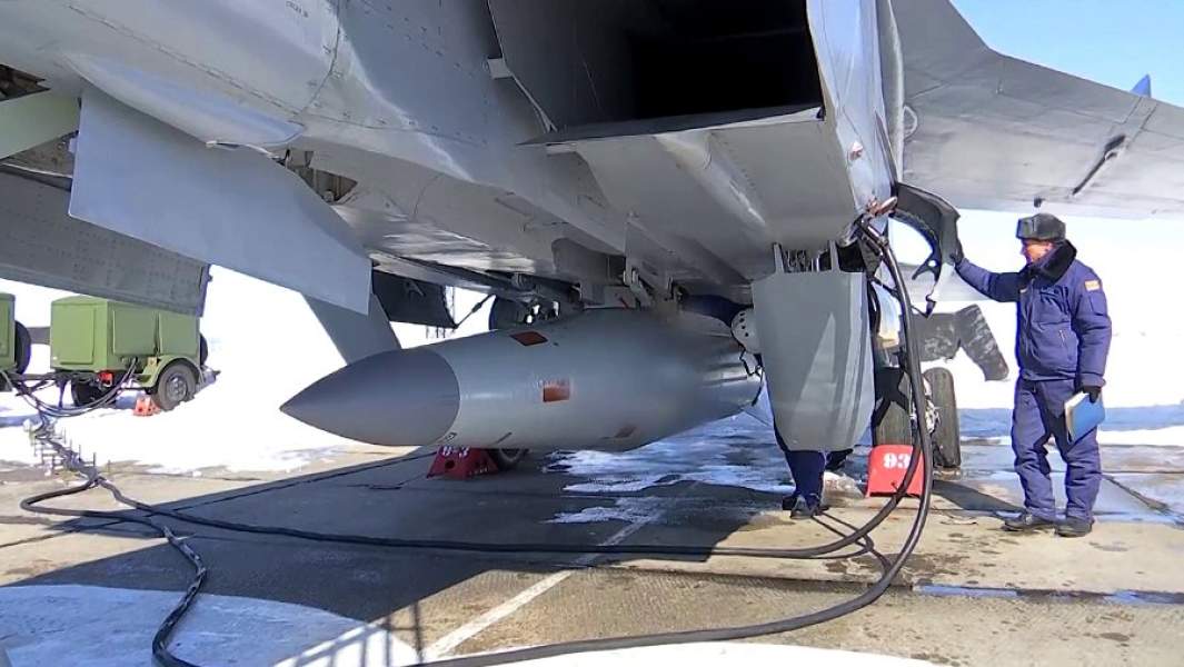 Итребитель МиГ-31 с гиперзвуковой аэробаллистической ракетой «Кинжал»