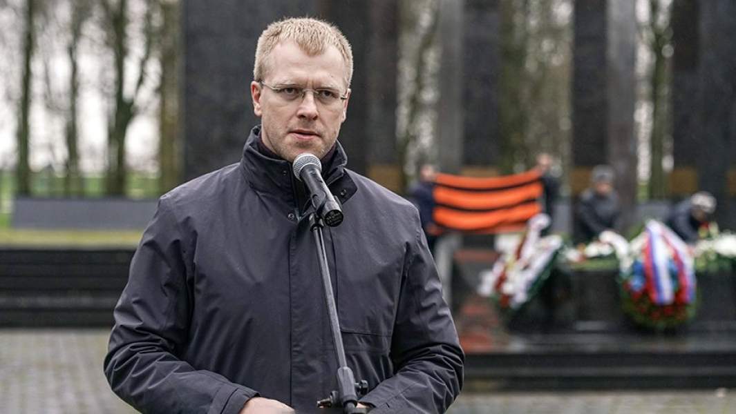 Мэр Даугавпилса Андрей Элксниньш выступает на церемонии зажжения Вечного огня у мемориала советским воинам в парке Дубровина в Даугавпилсе. 2019 год