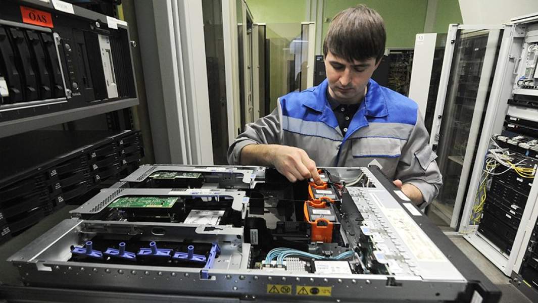 Инженер отдела эксплуатации информационных систем и платформ проводит ремонт оборудования в центре обработки данных