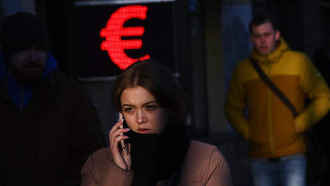 прохожие возле обменника