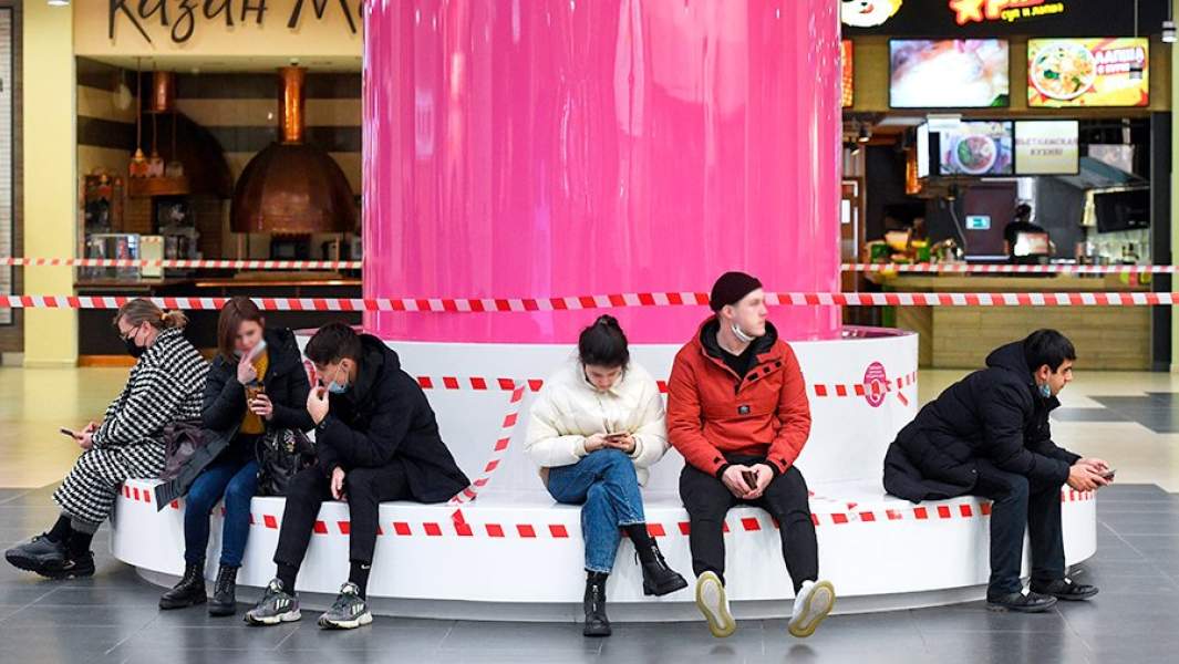 Посетители у закрытого фуд-корта на территории торгового центра