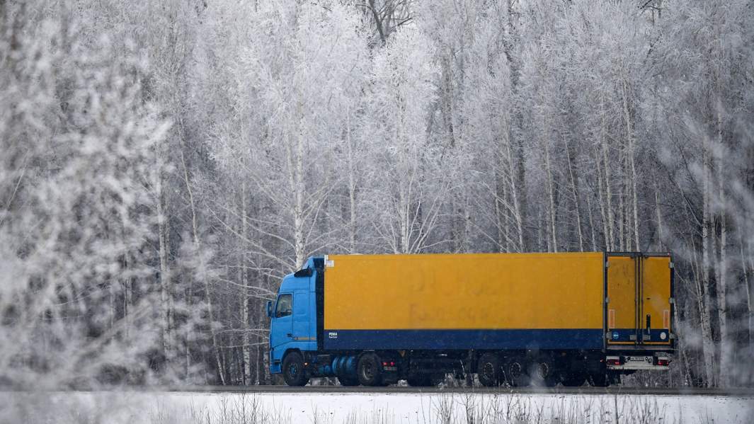 Автомобиль едет по федеральной трассе