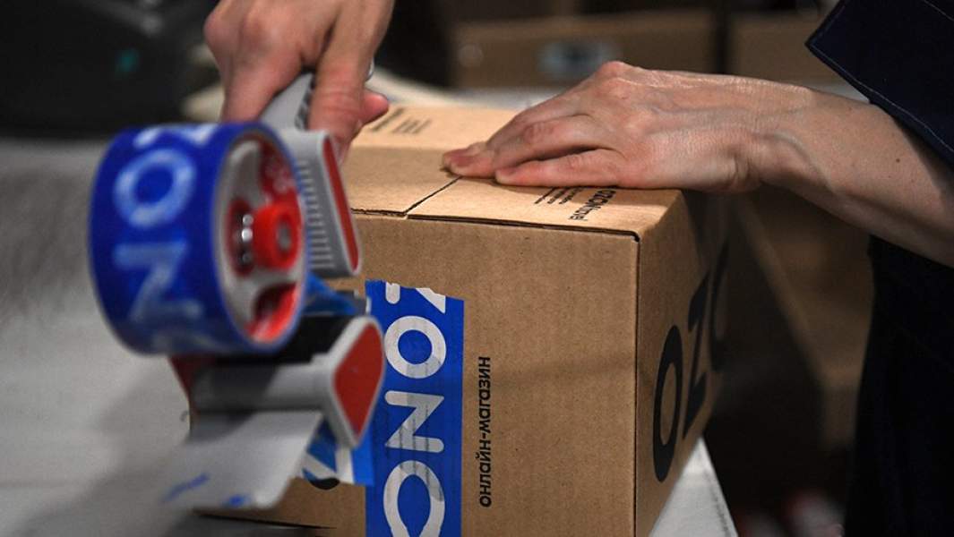 Упаковка товаров в логистическом центре маркетплейса