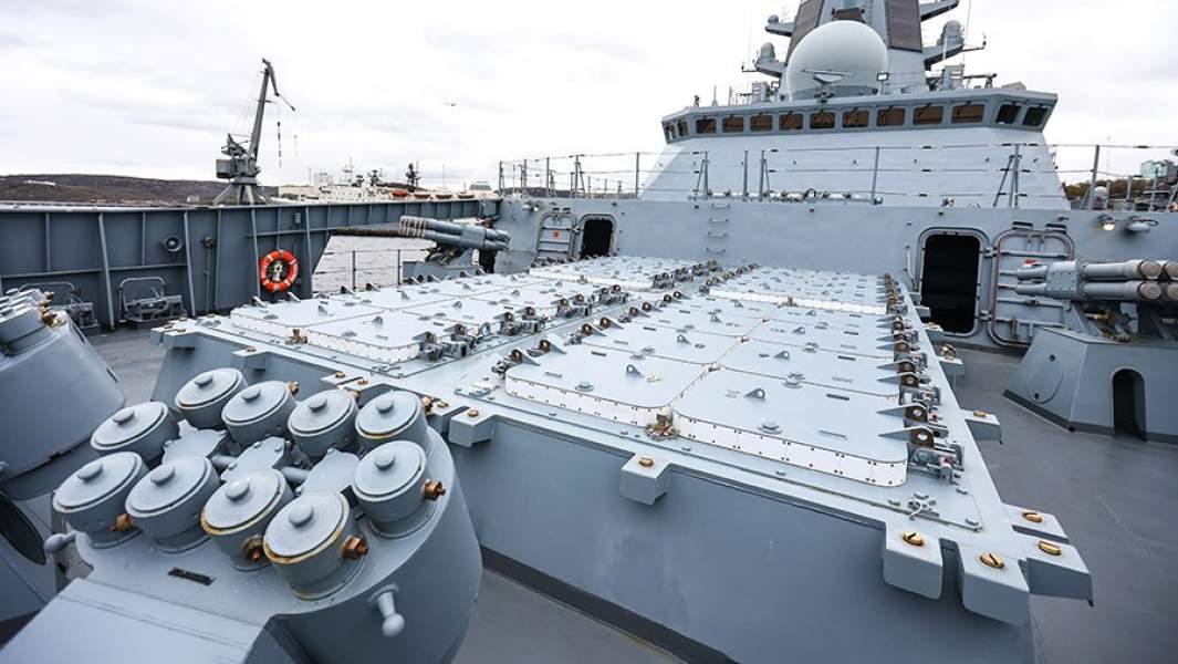 Шахты высокоточных крылатых ракет дальнего действия «Калибр» на борту фрегата проекта 22350 «Адмирал Касатонов» в порту Североморска