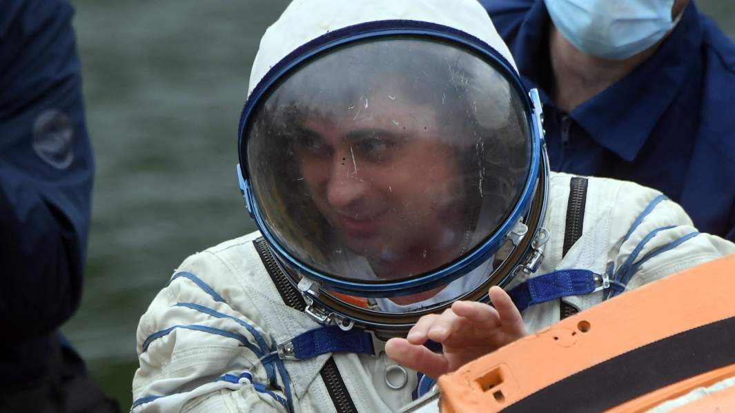 Космонавт Андрей Федяев во время тренировки экипажа МКС-69 по действиям после посадки спускаемого аппарата на водную поверхность