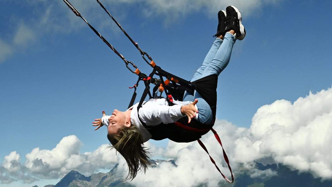 дувушка на качелях