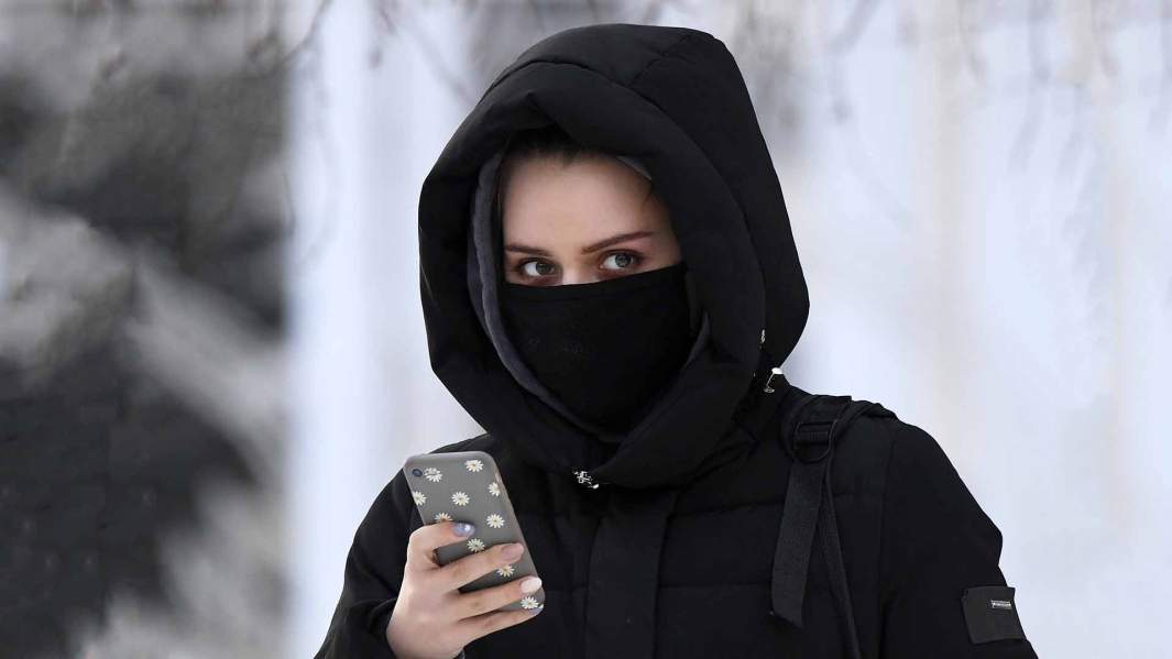 девушка со смартфоном