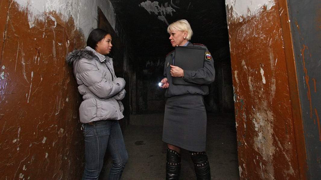 Инспектор по делам несовершеннолетних беседует с подростком