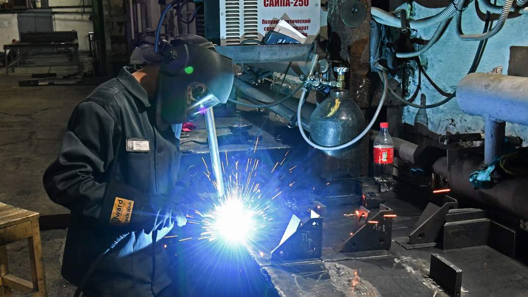 Заключенный за работой