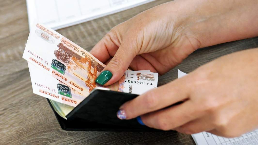 руки паспорт деньги