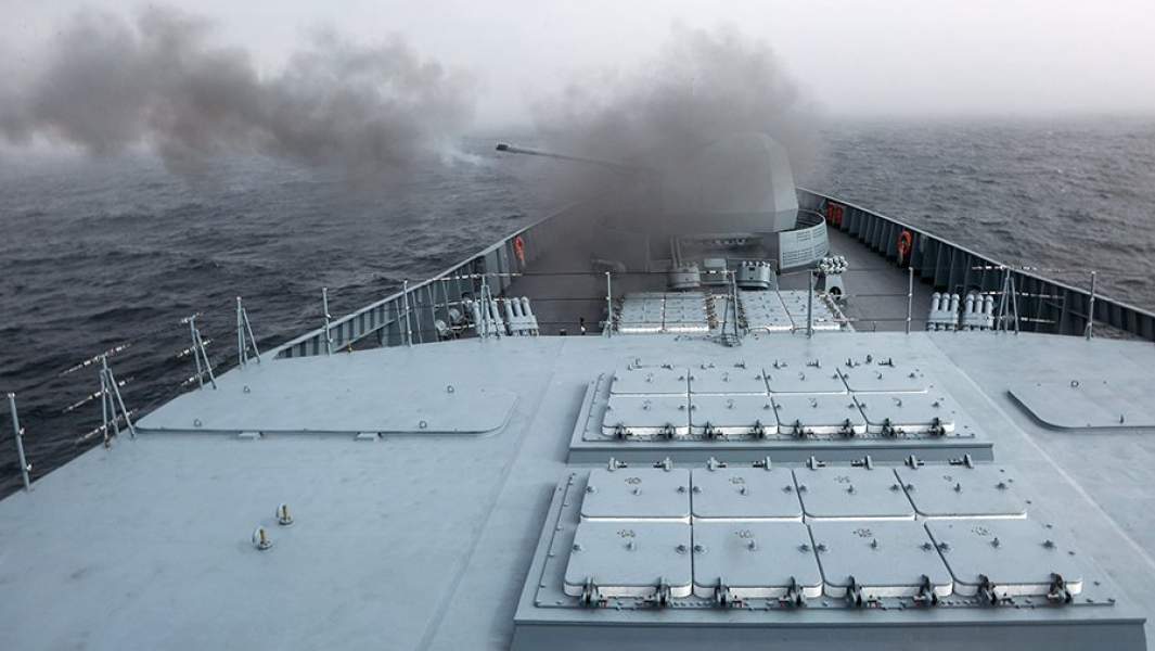 Фрегат «Адмирал Горшков» проекта 22350 ведет стрельбу на учении «Кумжа» Северного флота в акватории Баренцева моря