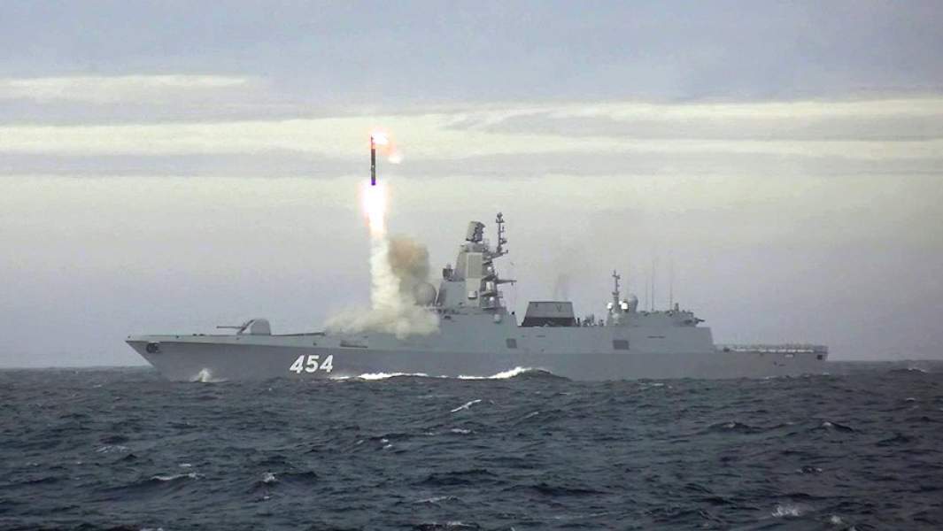 Запуск гиперзвуковой крылатой ракеты «Циркон» по морской мишенной позиции, находящейся в Белом море, с головного фрегата проекта 22350 «Адмирал Горшков» из акватории Баренцева моря