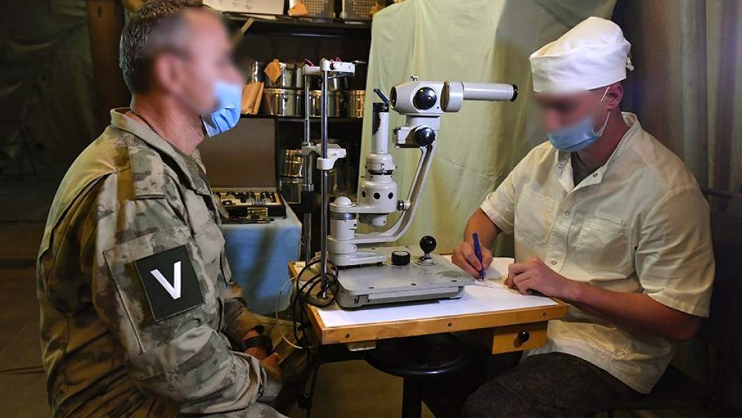 Военнослужащий на приеме у окулиста