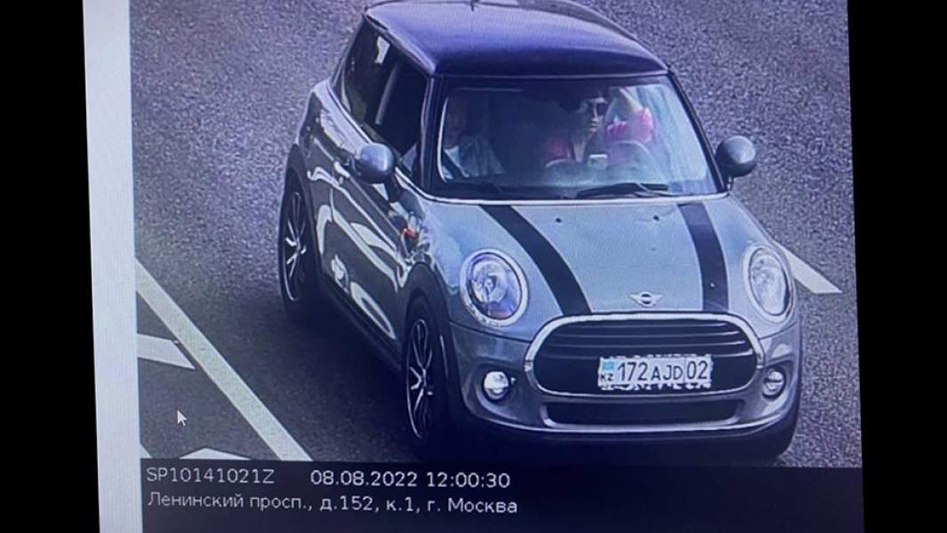 Гражданка Украины Наталья Вовк в автомобиле Mini Cooper с регистрационными знаками Казахстана на Ленинском проспекте в Москве