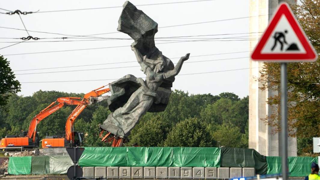 Снос скульптурного изображения Матери-Родины памятника воинам Советской Армии – освободителям Советской Латвии и Риги от немецко-фашистских захватчиков. 24 августа 2022 года