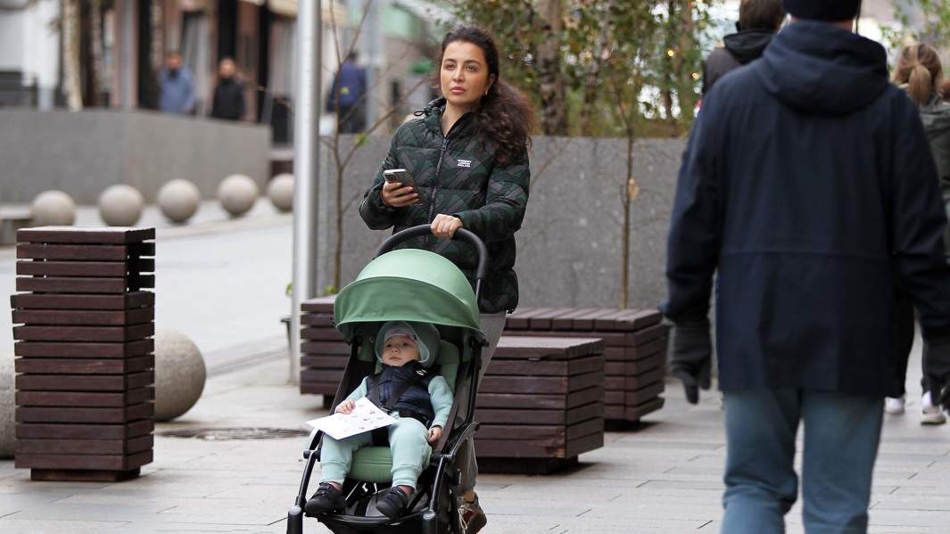 Девушка с коляской