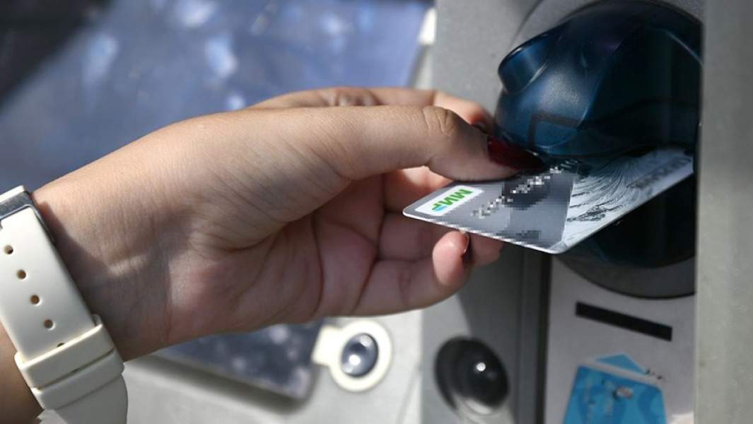 Карта «Мир» у банкомата в Стамбуле