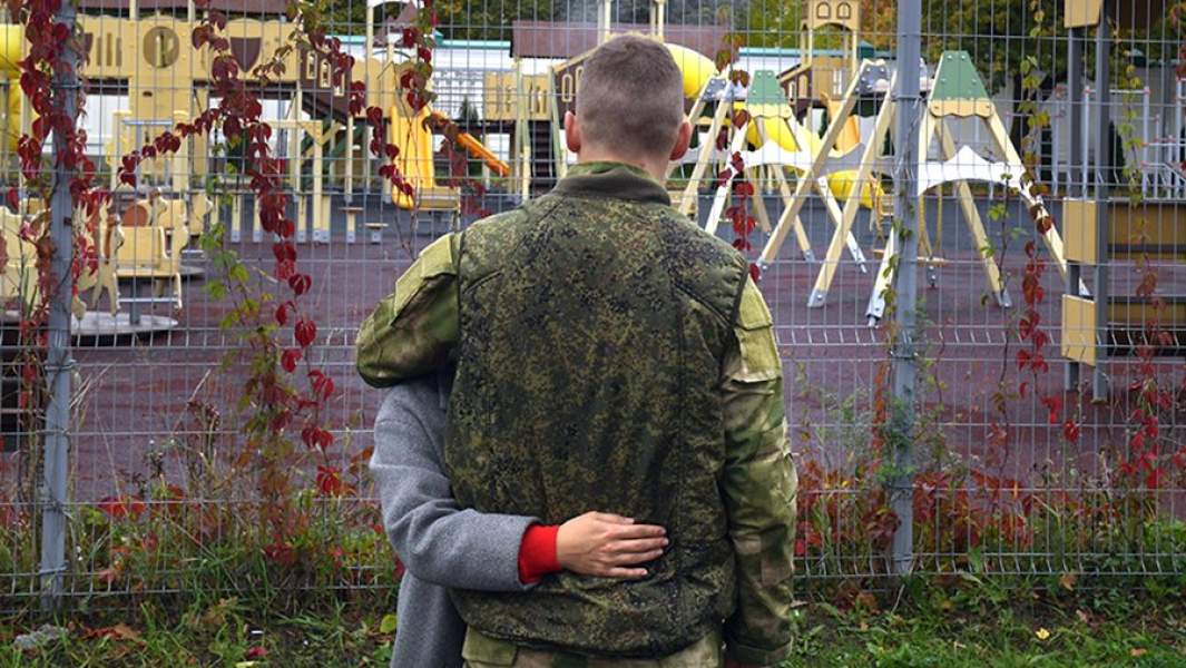 Девушка провожает молодого человека, призванного на военную службу