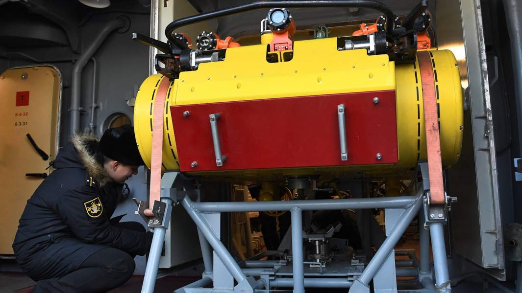 Инженер во время обслуживания самоходного подводного аппарата