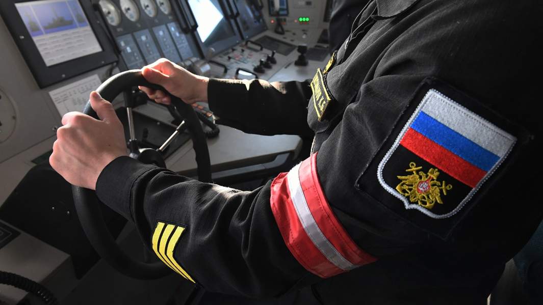 Рулевой-сигнальщик на ходовом мостике 