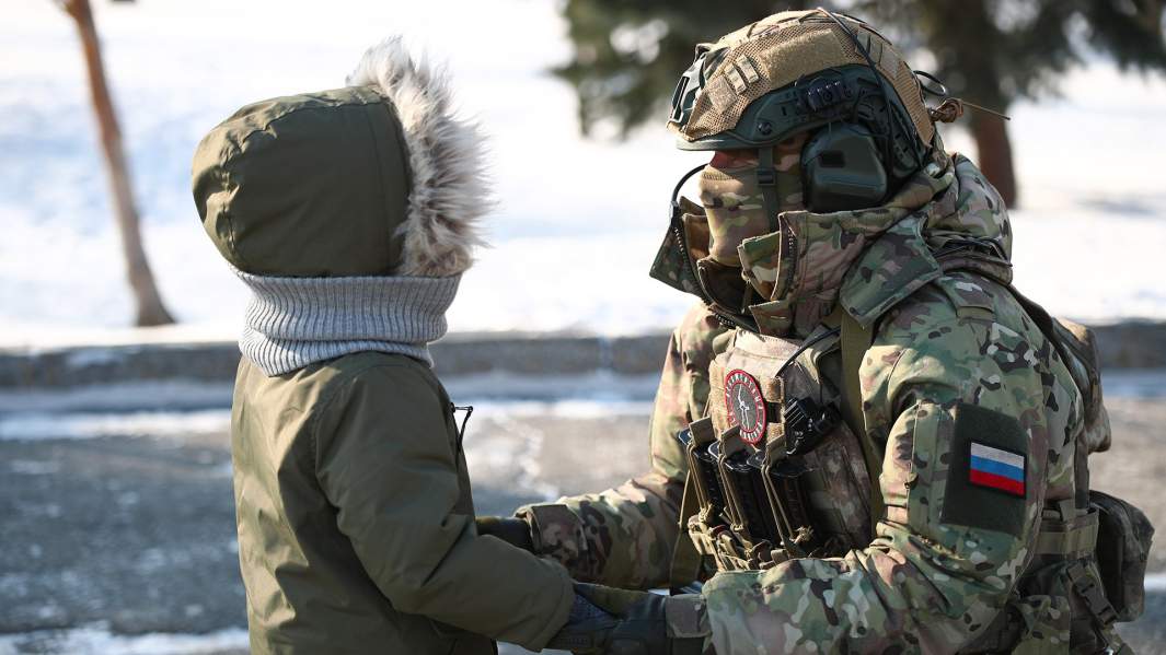 доброволец с ребенком