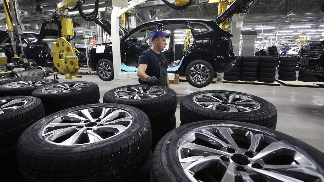 Сборка автомобилей на заводе