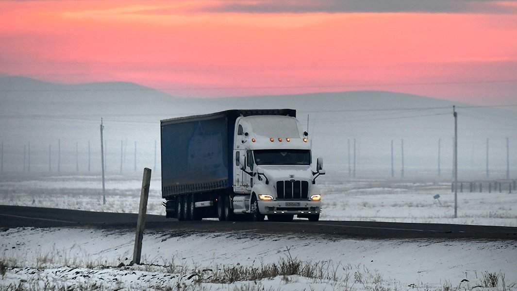 Фура на дороге