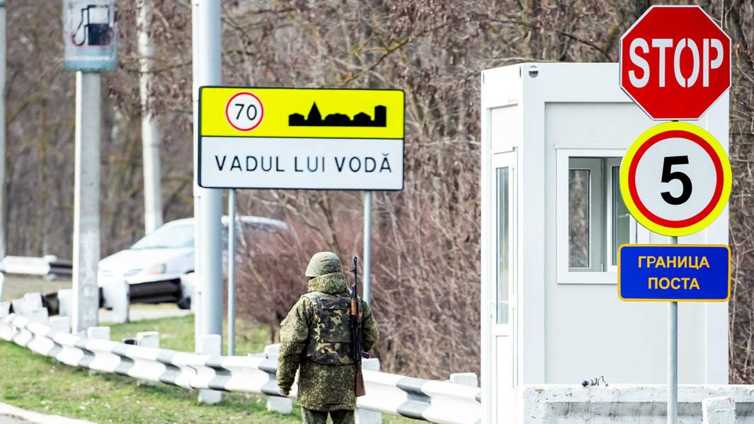 Миротворец на блок посту в районе Вадул-луй-Водэ в Приднестровье